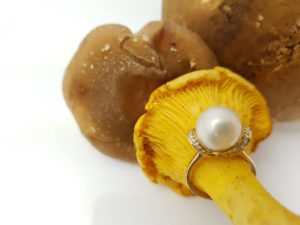 geelgouden ring met echte zoetwaterparel en diamanten