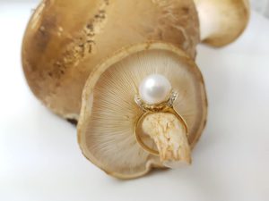 gouden ring met echte parel en diamanten