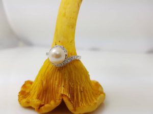 witgouden ring met echte parel en diamanten