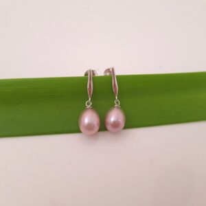 strakke zilveren oorbellen met echte parels in natuurlijk roze