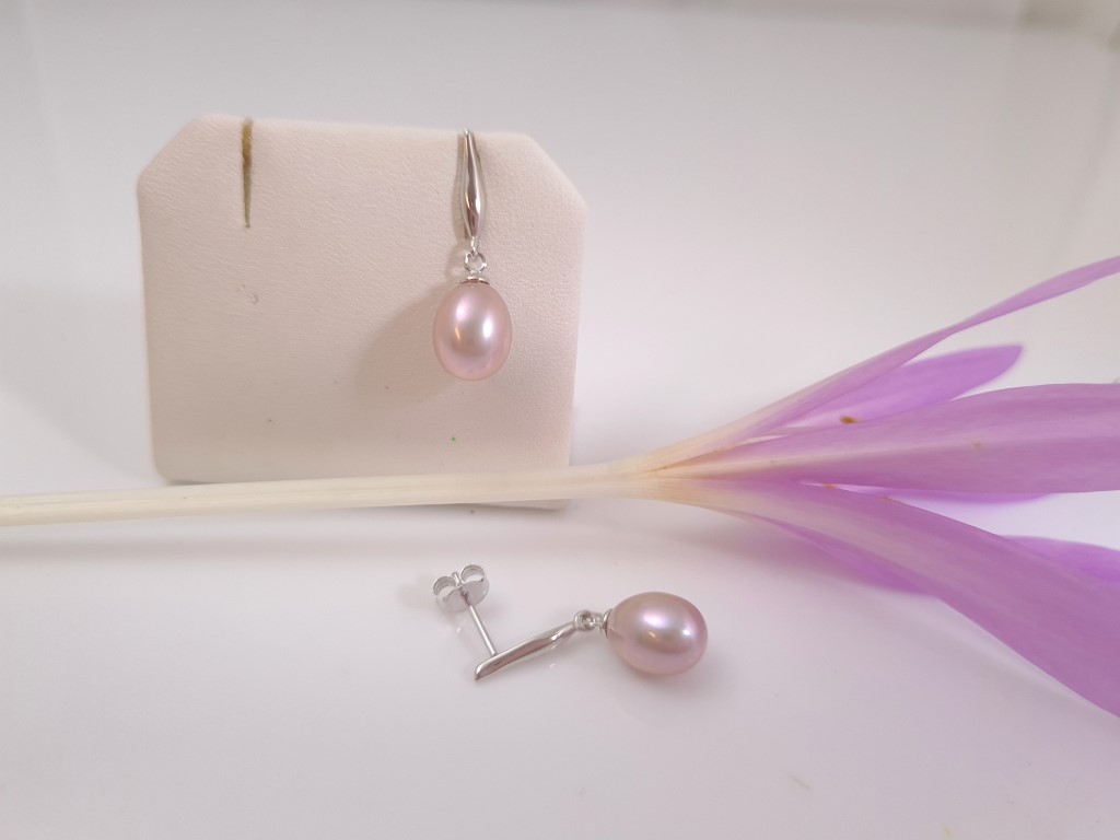 strakke zilveren oorbellen met echte parels in natuurlijk roze