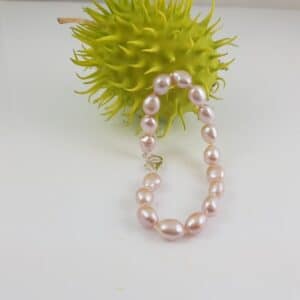 Roze barokke parelarmband