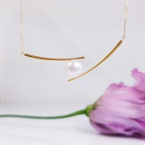 Geelgouden ketting met echte parel als hanger.