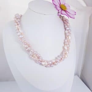 roze gedraaide parelketting