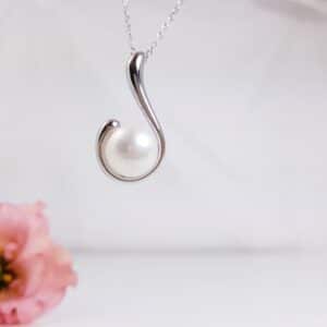 Zilveren ketting met parelhanger.