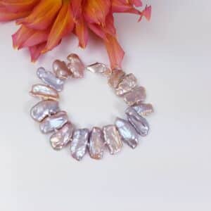 armband van roze staafjes