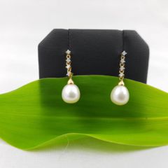 18k gouden oorbellen met diamanten en parels. Druppelvormige parels.