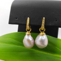 Geelgouden oorbellen met diamanten en roze, barokke oorbellen.