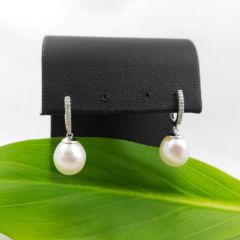 witgouden oorbellen met diamanten en echte parels. De parels zijn druppelvormig.