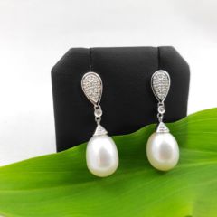 Witgouden oorbellen met diamanten en parels, groter model.