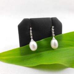 Witgouden oorbellen met echte parels en diamanten.