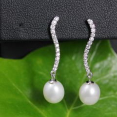 hangende oorbel met zirconia en parels