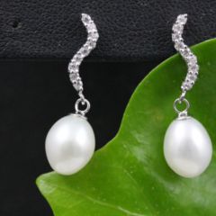 zilveren oorbellen, gekruld staafje met zirconia en parels