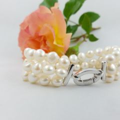 armband parels. 3 rijen barokke parelarmband