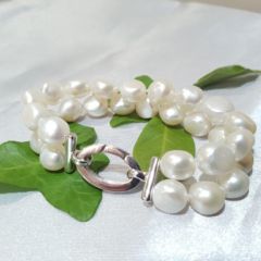 armband met 2 rijen witte barokke parels en groot zilveren slot