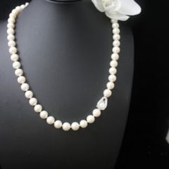 Halsketting van ronde parels 8-8,5mm met 18k witgouden slot bezet met diamanten op een andere manier dicht gedaan