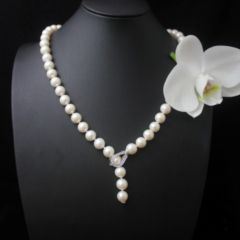 Halsketting van ronde parels 8-8,5mm met 18k witgouden slot bezet met diamanten