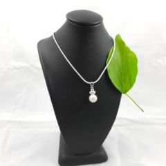 zilveren hanger met echt, rond pareltje. Hier in een zilveren ketting.