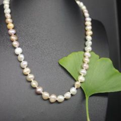 Parelketting van fijnere barokke parels in natuulijke multicolour.