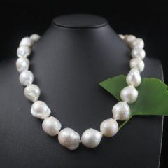 Ketting van ronde-Barokke grote parels