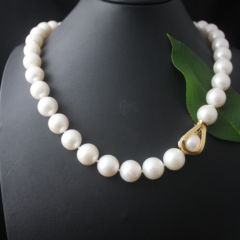ronde parelketting met 18k gouden lot afhangend maar hier gewoon gesloten