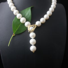 Ronde parels met 18k gouden lot, afhangend model