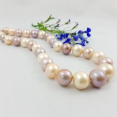 multicolour ronde parelhalsketting. Natuurlijke kleuren . Voor meer info parels mag u ons altijd contacteren.