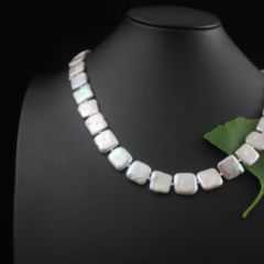 Ketting van parels. Plat en vierkant van vorm.