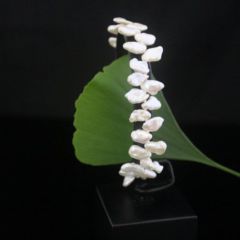 armband van echte parels, kesh's, verspringend van vorm.