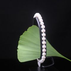Armband van dunne ronde pareltjes.