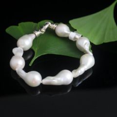 armband van langwerpige barokke parels.