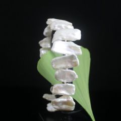 armband van keshi parels op de korte kat geboord.