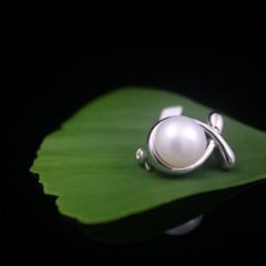 kleiner model broche met 1 parel