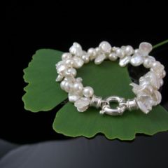 armband van rijen gedraaide parels, ronde en keshi's.