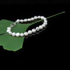 armband van barokke parels, kleinere pareltjes.