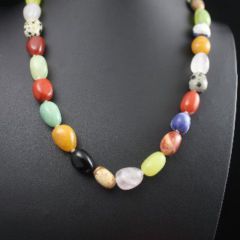 Halsketting van veel verschillende edelstenen waardoor er een mooie kleurenschakering is. o a. bergkristal, calciet, sodaliet, onyx, roze kwarts.