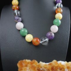 Halsketting van veel verschillende edelstenen waardoor er een mooie kleurenschakering is. o a. bergkristal, calciet, amethist.