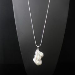 hanger van grote barokke parel in lange zilveren ketting