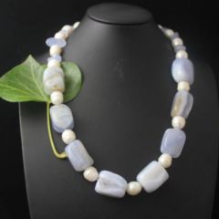 Halsketting van chalcedon, afgewisseld met echte parels.