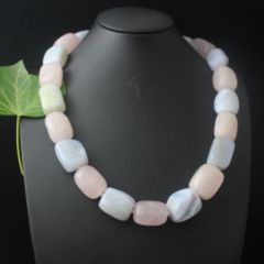Halsketting van chalcedon afgewisseld met roze kwarts.