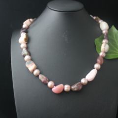 Halsketting van parels en roze opaal.