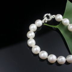 armband van ronde parels. Ongeveer 10-11 mm diameter.
