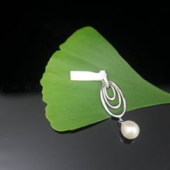 hanger met 3 ovalen in zilver in elkaar en pareltje aan