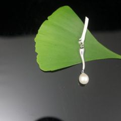 hangertje van gebogen staafje in zilver met parel