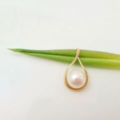 18k geelgouden hanger met echte parel en diamanten.