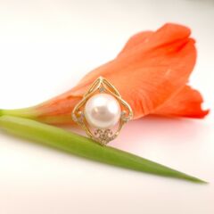 18k geelgouden hanger met echte parel en diamanten.