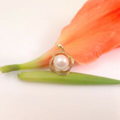 18k geelgouden hanger met echte parel en diamanten.