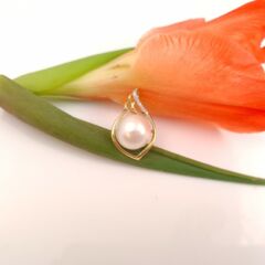 18k geelgouden hanger met echte parel en diamanten.