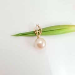 18k geelgouden hanger met echte parel en diamanten.