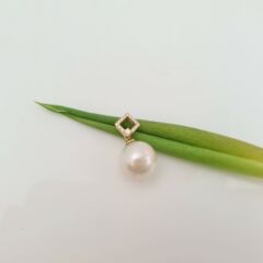 18k geelgouden hanger met echte parel en diamanten.